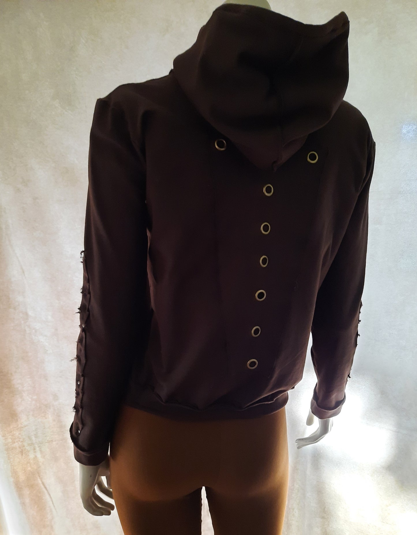Pullover mit Kapuze und Nieten - Größe S