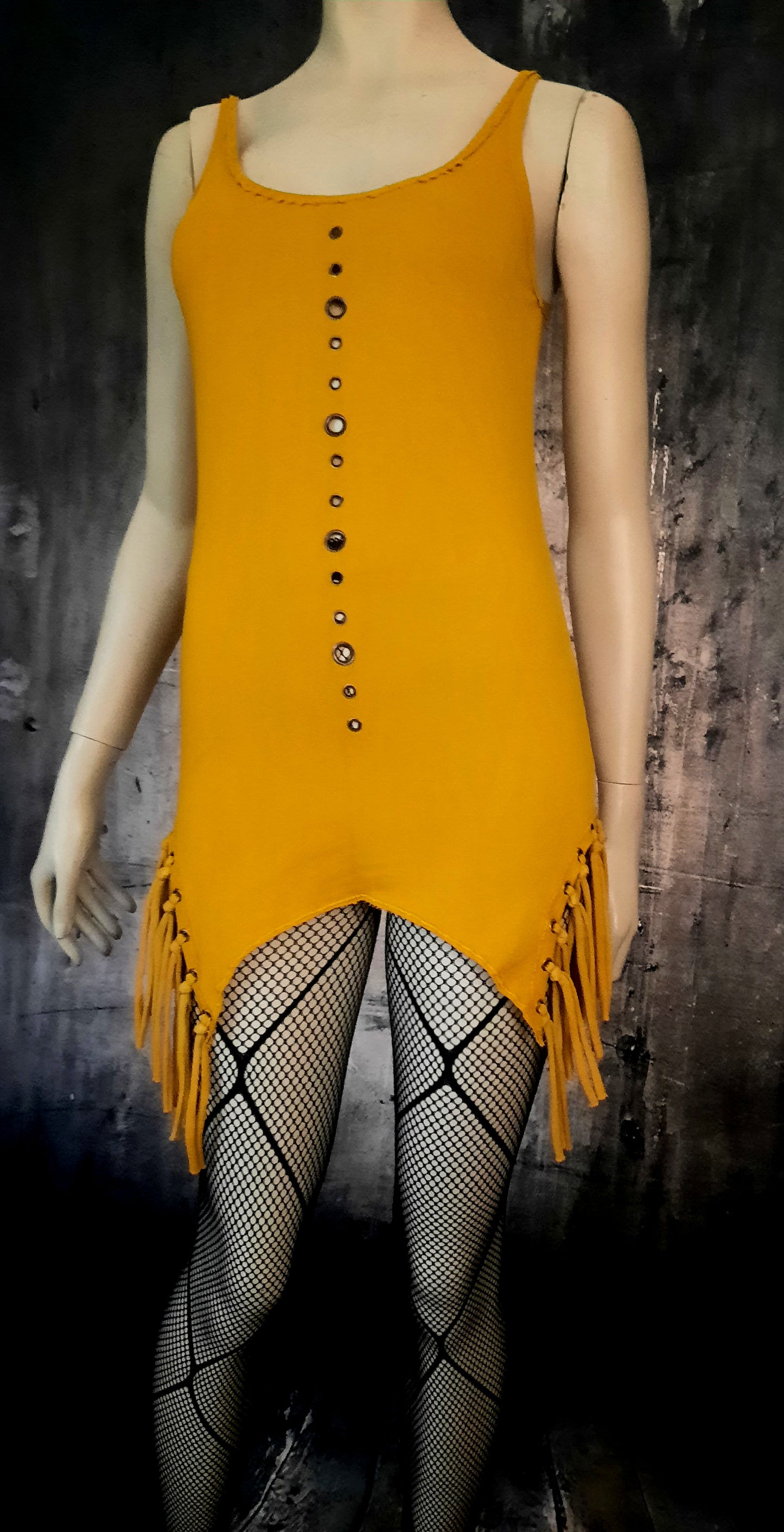 Kleid mit Nieten und Fransen - Größe S